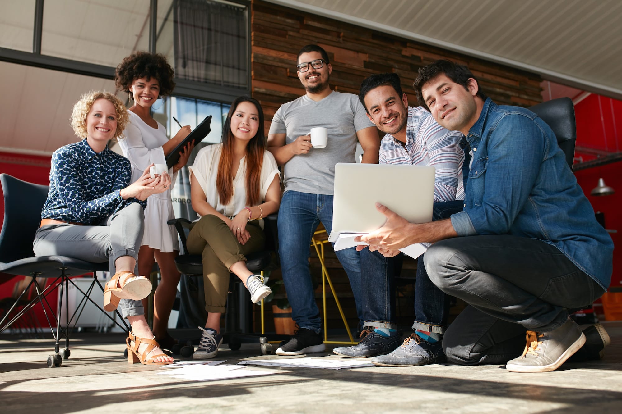 Grupo de jóvenes empleados de veintitantos.