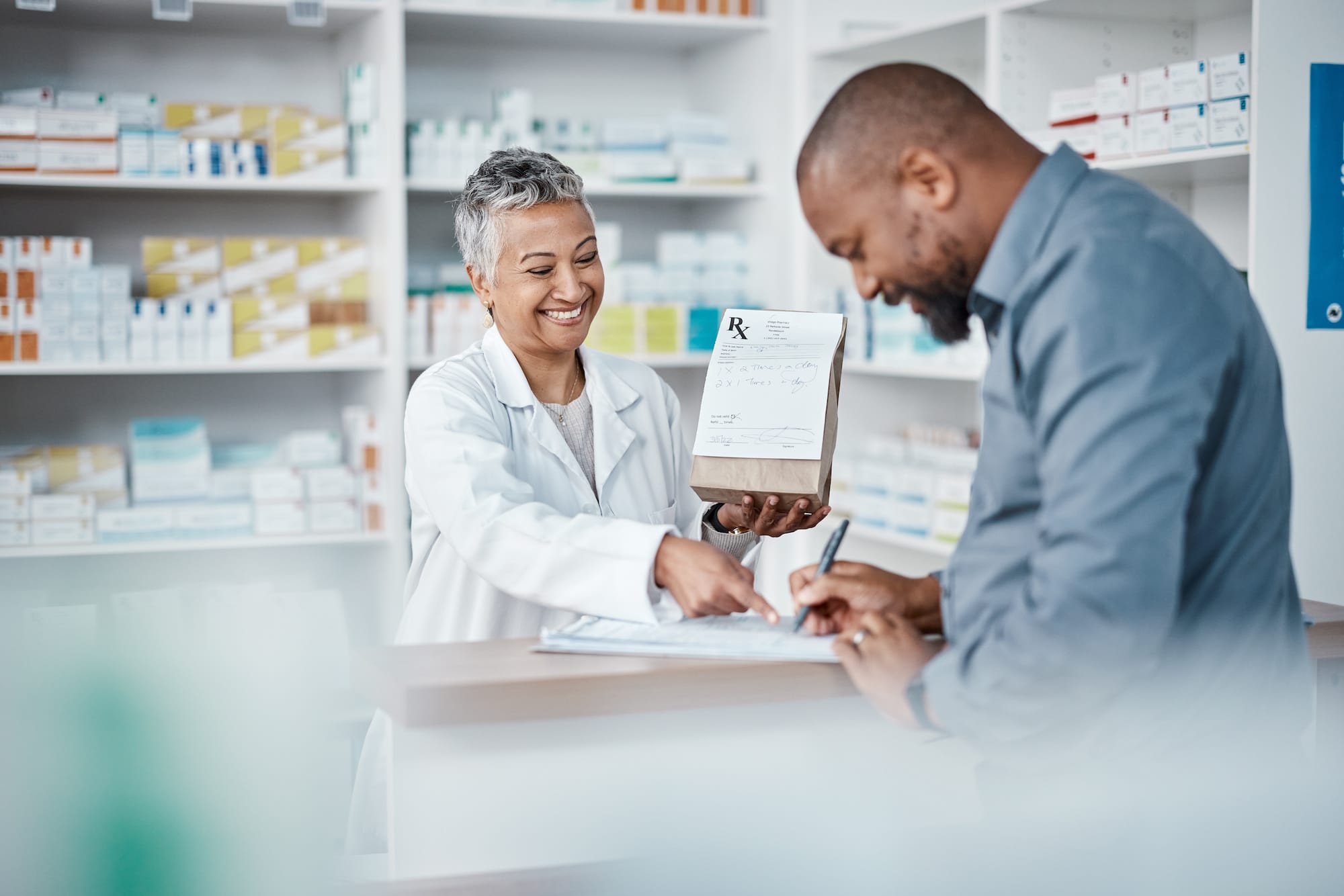 Farmacéutica ayudando a un paciente.