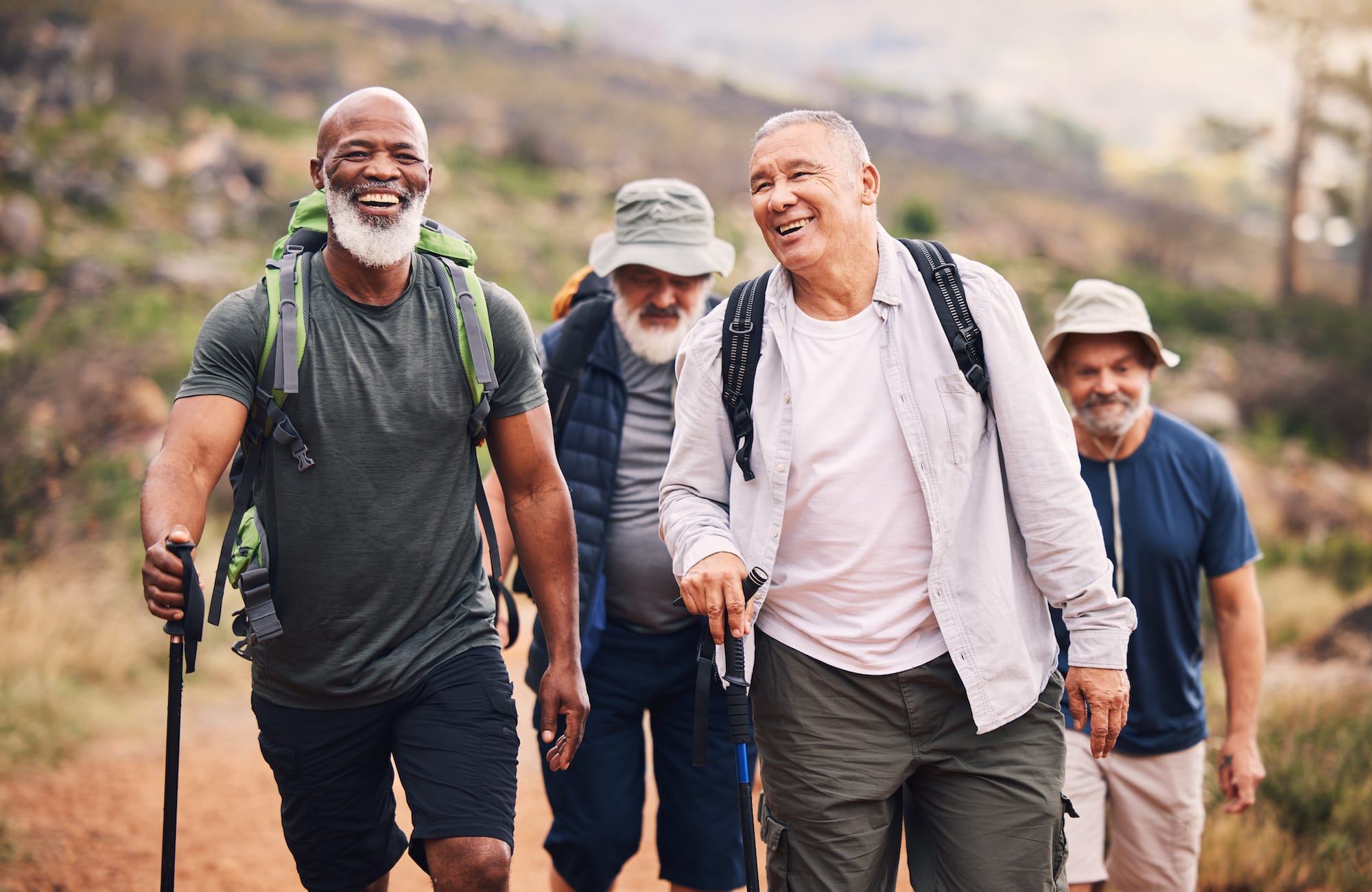 Grupo de ancianos gays en una caminata